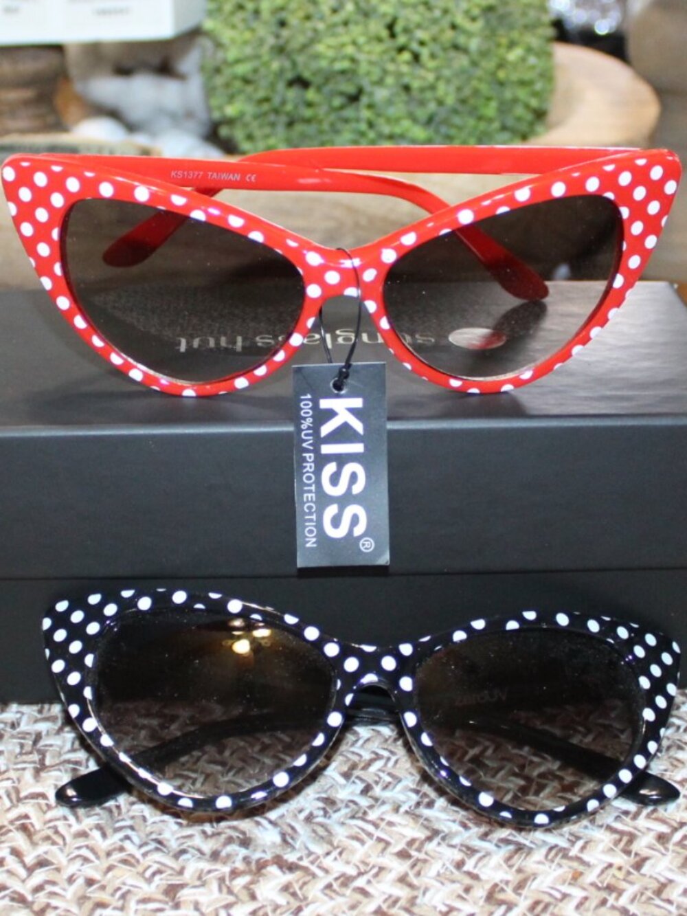 NWT Vintage cat eye sunglasses women's CUTE/FUN!